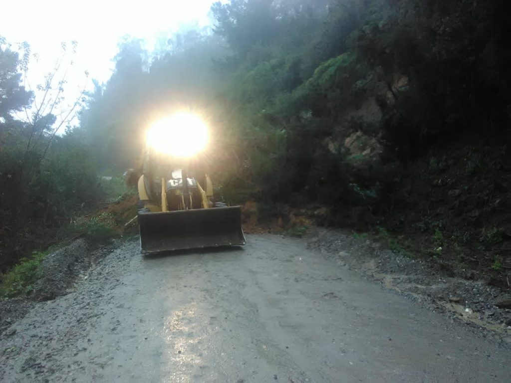 Cortes de energía, calles anegadas y derrumbes: Las primeras consecuencias del sistema frontal que afecta a Los Ríos