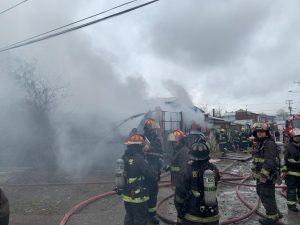 Valdivia: Dos personas con quemaduras dejó incendio de viviendas en la Población Yáñez Zavala