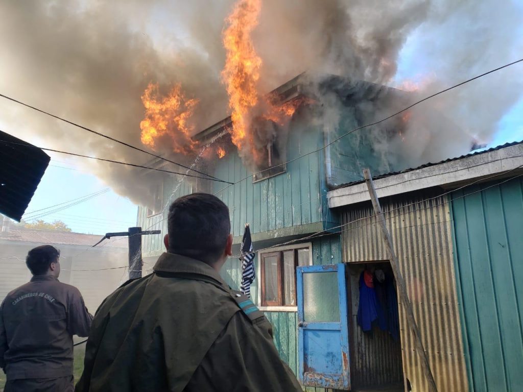 Incendio destruyó segundo piso de vivienda en el Barrio Collico de Valdivia