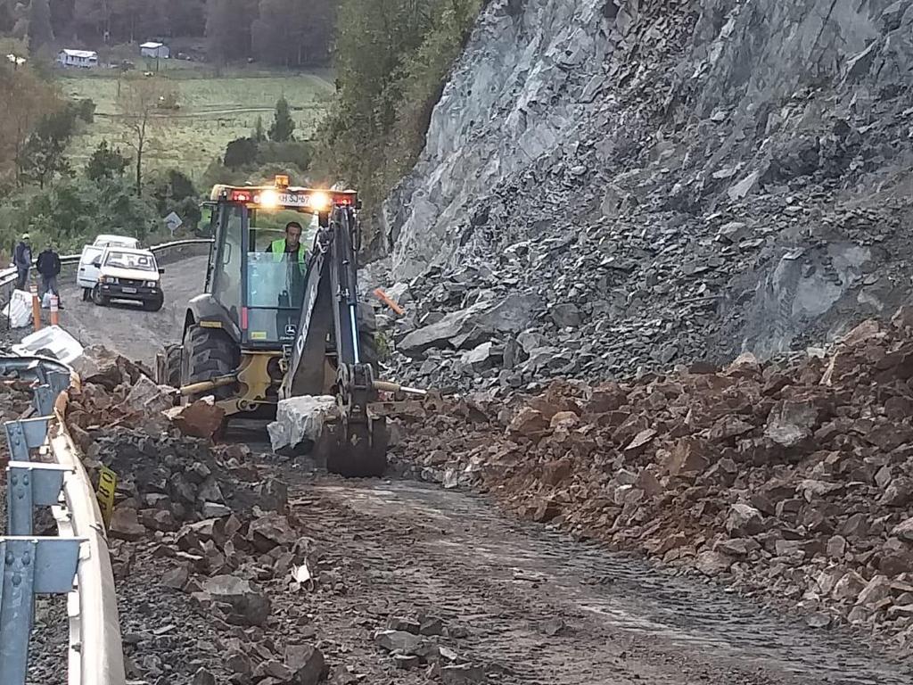 Derrumbe en camino interior de Futrono mantuvo interrumpido el tránsito por ocho horas