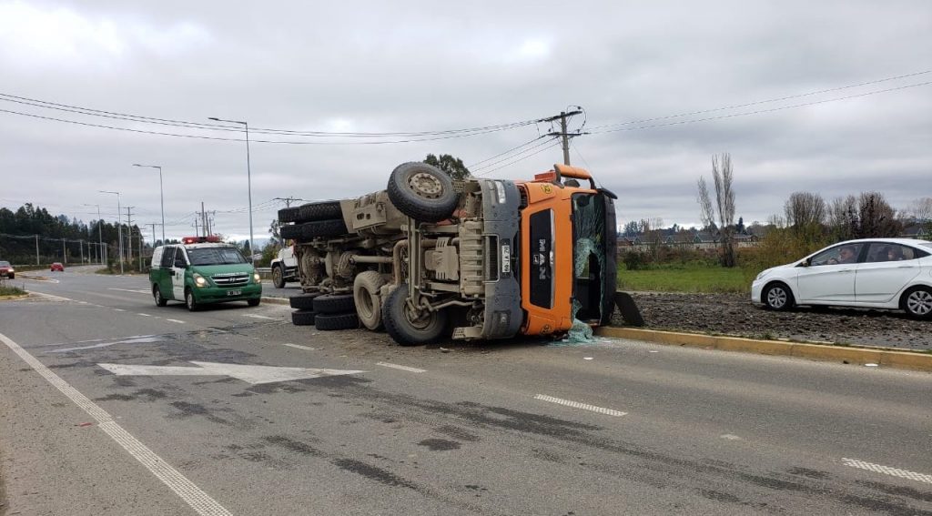 Camión volcó en el cruce a Huellelhue dejando a dos ocupantes lesionados