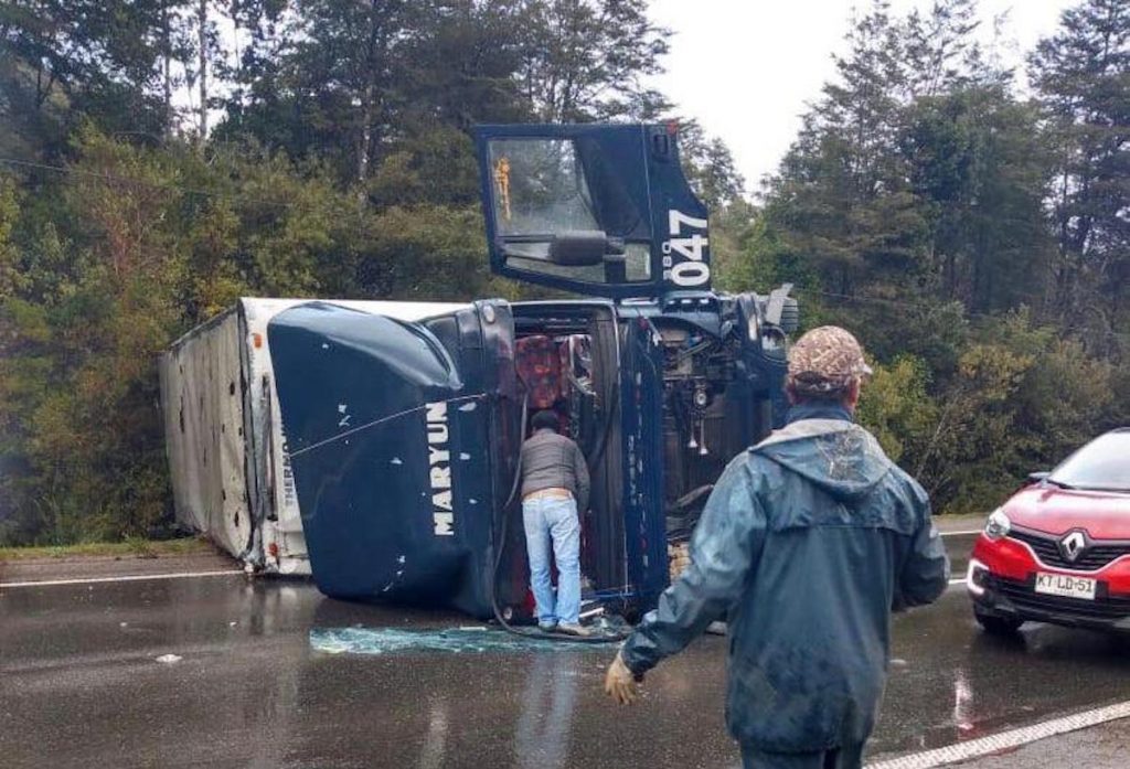 Camión volcó en la Cuesta El Cero ocasionando congestión vehicular en la Ruta Valdivia-Paillaco