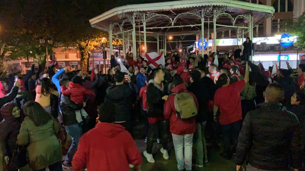 Hinchas del CDV celebran el título del monarca del básquetbol chileno