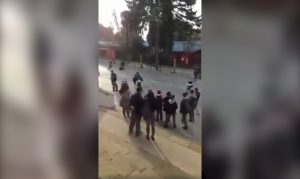 Estudiantes protagonizan violenta riña en plena calle del centro de Valdivia