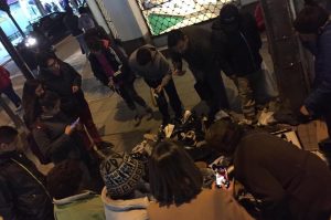 Zapatos botados a la calle por tienda Bata de Valdivia causó indignación en transeúntes