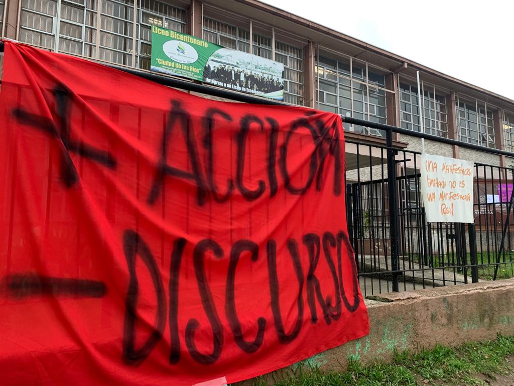 Alumnos del Liceo Bicentenario de Valdivia realizaron toma de puertas abiertas por problemas de infraestructura