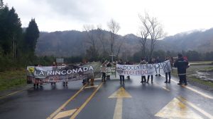 Profesores de Choshuenco y Neltume bloquearon ruta en medio del paro docente