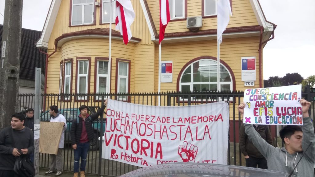 Valdivia: Continúan manifestaciones de universitarios por cambios en el curriculum escolar