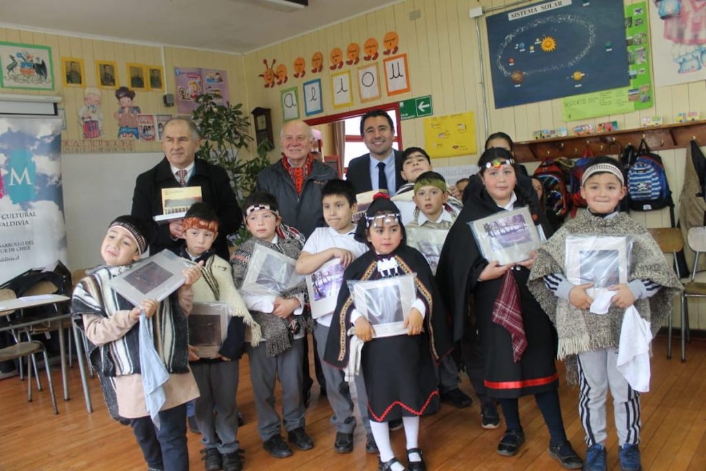 Entregaron renovado bibliomóvil que acercará la lectura a más de 150 niños de Valdivia