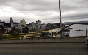 Conductor ebrio chocó su vehículo contra barrera del Puente Pedro de Valdivia y cayó al río