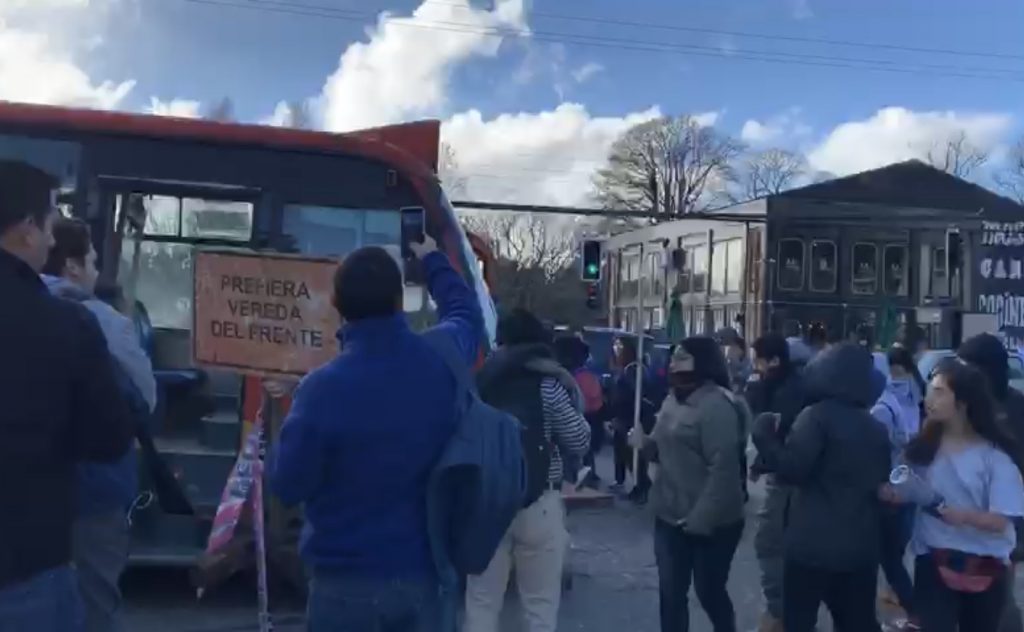 Conductor de micro embistió contra barricada en manifestación de profesores y estudiantes en Valdivia