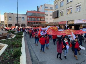 Cerca de 500 manipuladoras de alimentos de Los Ríos mantienen movilización contra resoluciones de la Dirección del Trabajo