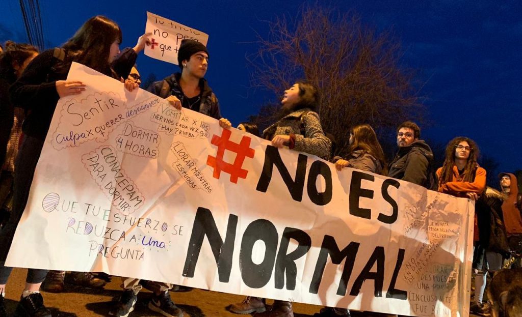 Estudiantes de la UACh marcharon por salud mental: Carabineros intentó dispersar la protesta al inicio