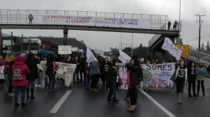 Paro docente: Profesores de Los Lagos interrumpieron el tránsito en la Ruta 5