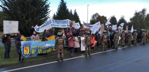 Profesores de Los Ríos y Los Lagos se manifestaron en el acceso a La Unión durante visita ministerial