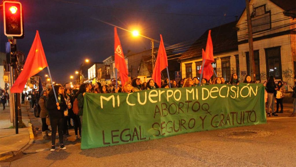 Feministas valdivianas alzaron sus pañuelos verdes en marcha por el aborto libre y antirracista