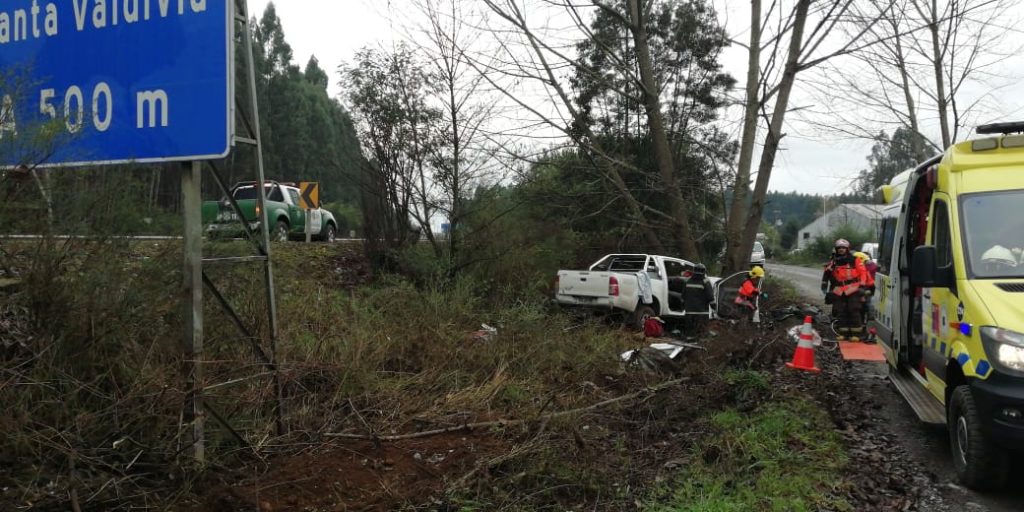 Cuatro lesionados tras colisión de camioneta con un árbol en la Ruta 5 Sur