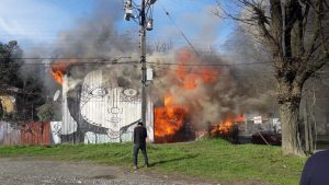 Mujer resultó quemada tras incendio en casa tomada por okupas en Valdivia