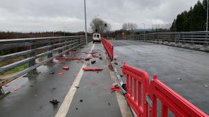 Conductor ebrio protagonizó accidente en el puente Cau Cau: Cuatro barreras fueron destruidas