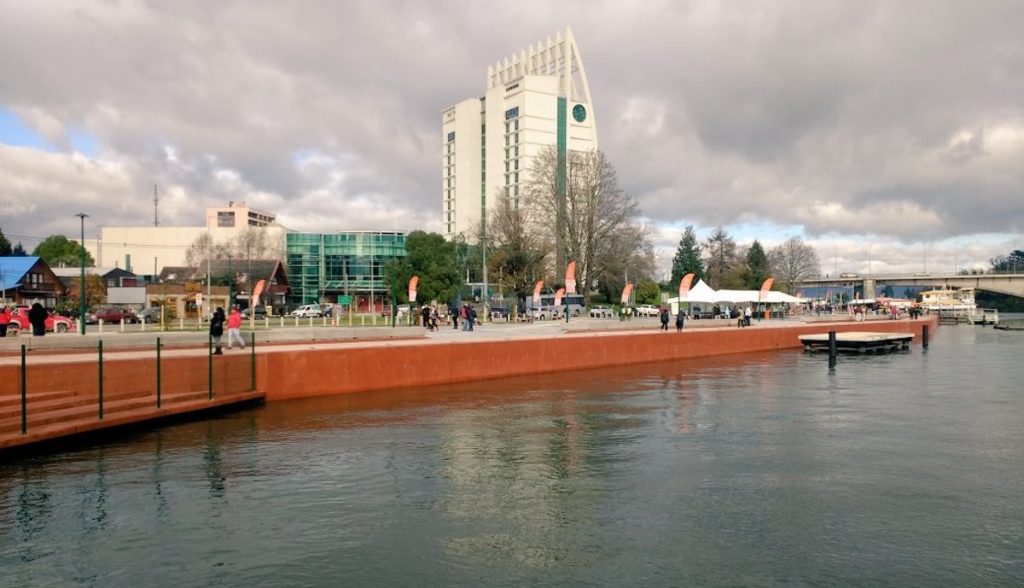 Otro más: Error en placa de la remodelada Costanera de Valdivia obliga su retiro