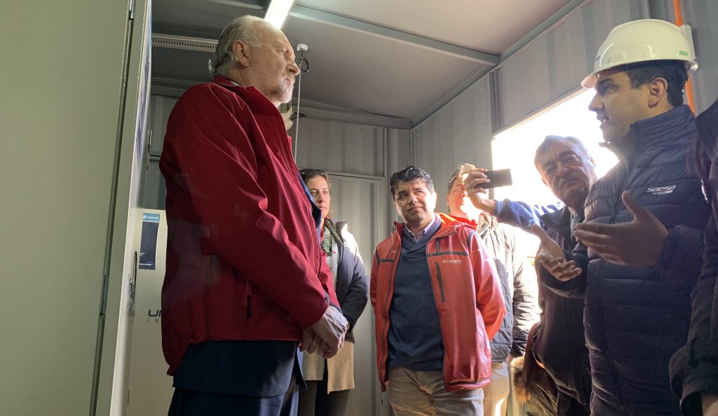 Ministro de Minería conoció innovador generador eléctrico inteligente con baterías de litio en Valdivia