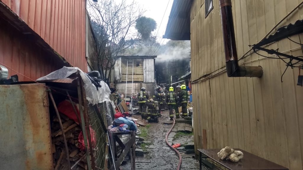 Incendio destruyó una vivienda en calle Ecuador de Valdivia