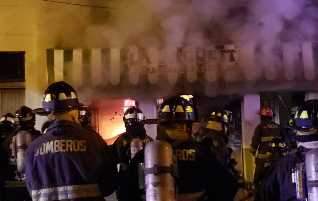 Falla eléctrica originó incendio que destruyó tradicional panadería del centro de Valdivia