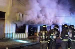 Incendio destruyó tradicional panadería del centro de Valdivia