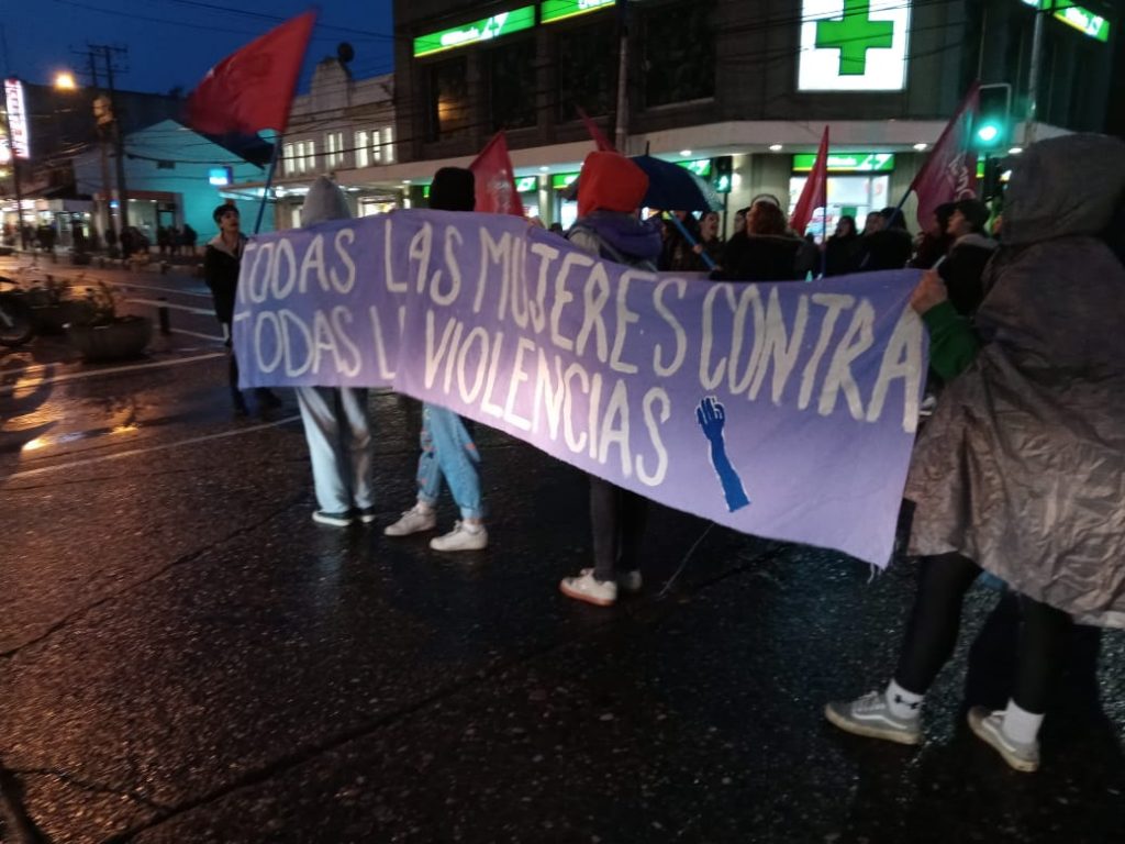 Más de un centenar de personas marcharon por joven asesinada por su expareja en Valdivia