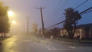 Unos 167 clientes quedaron sin electricidad tras choque de poste en avenida Pedro Montt en Valdivia