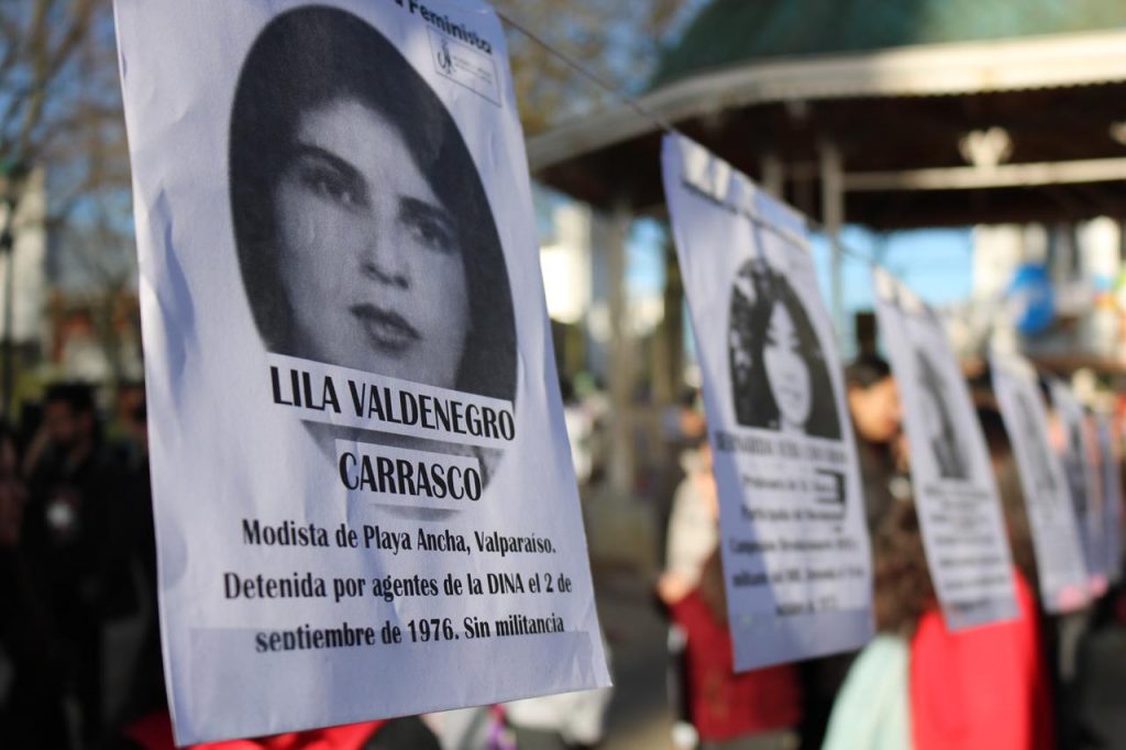 Valdivia: Con fotografías de mujeres víctimas de la dictadura conmemoran los 46 años del Golpe Militar