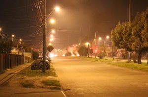 Barricadas incendiarias marcan la noche del 11S en Valdivia