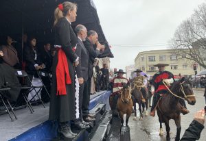 Bajo la lluvia se realizó el tradicional desfile de Fiestas Patrias en Valdivia