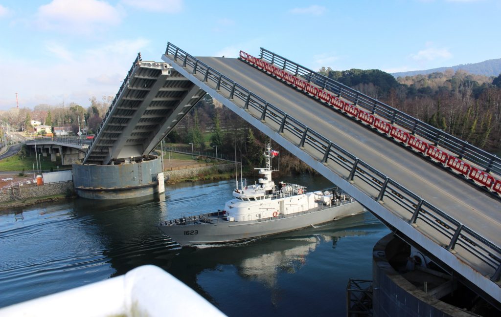 La tarde de este lunes suspenderán tránsito en el puente Cau Cau para el paso de dos embarcaciones