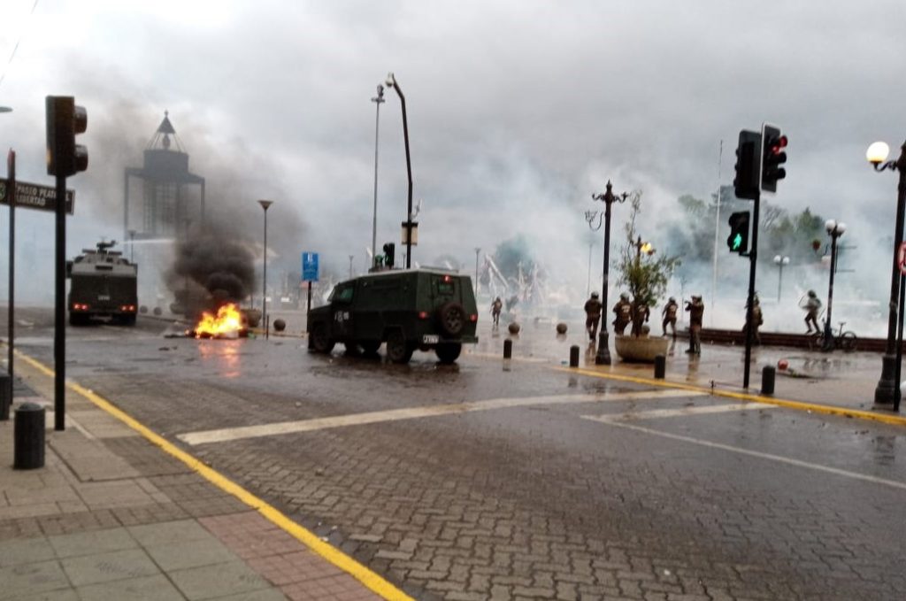 Pescadores y Carabineros se enfrentan en pleno centro y Costanera de Valdivia