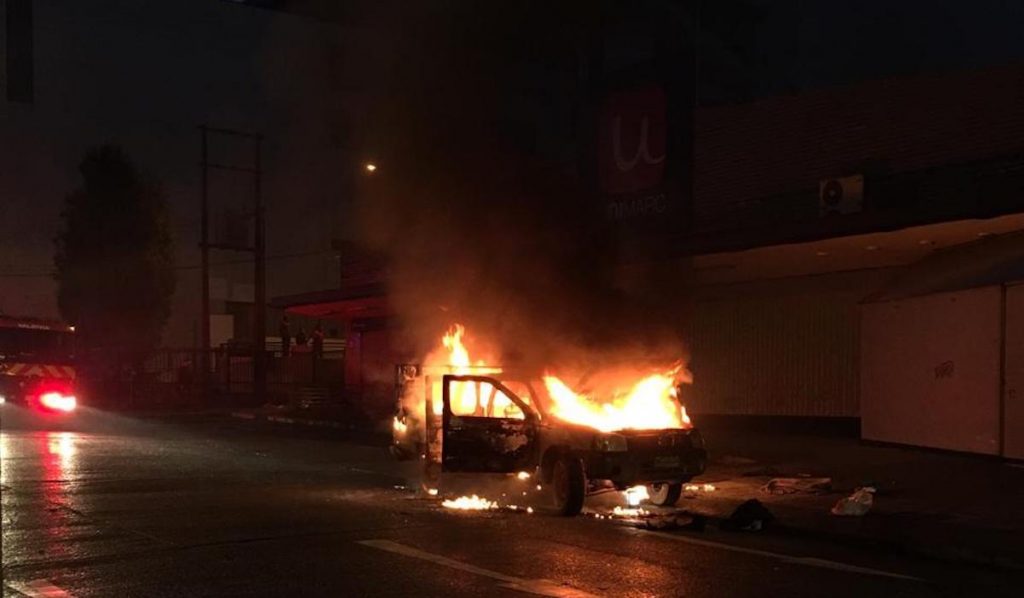 Camioneta terminó destruida por un incendio en el centro de Valdivia