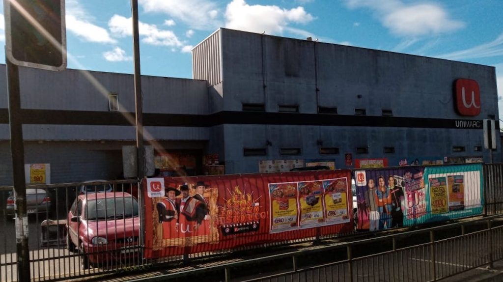 Cuatro detenidos dejó saqueo a supermercado Unimarc del sector de Las Ánimas