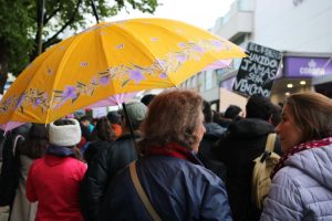 Miles de personas participaron de la "Marcha de los Paraguas" en Valdivia