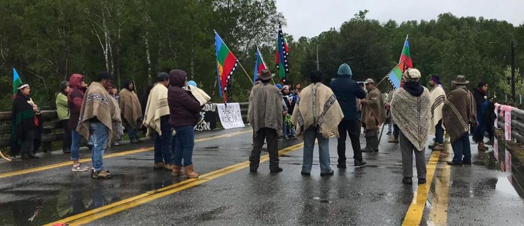 Mapuches cortaron la ruta Ch 203 exigiendo la eliminación de la represa perteneciente a Enel en Panguipulli