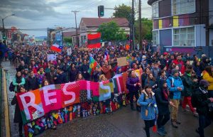 Valdivianos no decaen ante la lluvia y marchan en décimo día de protestas