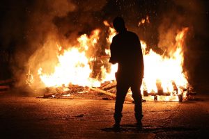 Barricadas incendiarias se originaron en quinto día de protestas en Valdivia