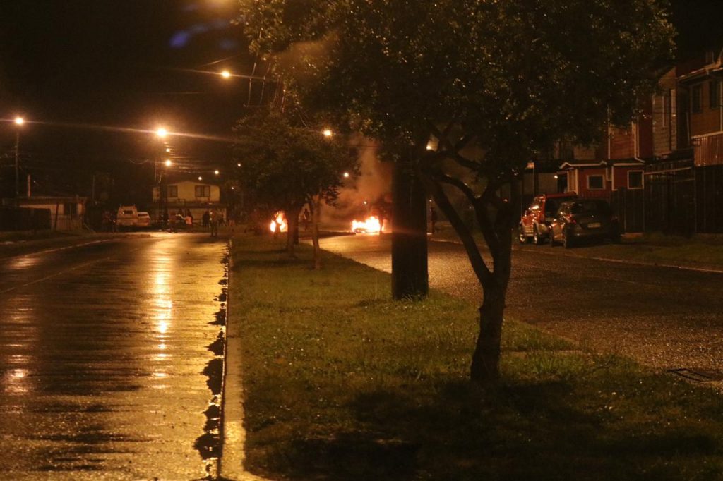 Barricadas se registraron en distintos puntos de Valdivia en primera noche de Toque de Queda