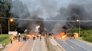 Pescadores cortan Ruta 5 Sur en Mariquina exigiendo aumento de cuota de extracción de sardina