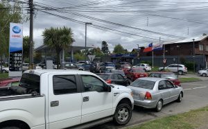 Conductores congestionan bencineras en Valdivia: Gobierno descarta desabastecimiento