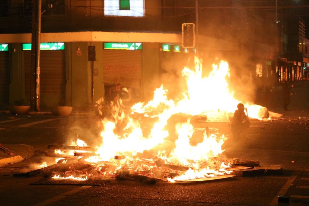 Saqueos se registran en disturbios en el centro de Valdivia