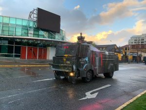 Disturbios se registran en el centro de Valdivia con violenta represión policial