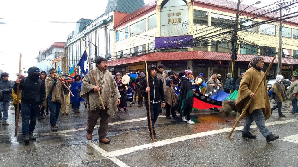 Integrantes de comunidades mapuche se unieron a protestas sociales marchando por el centro de Valdivia