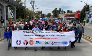 Funcionarios del Hospital Base Valdivia marcharon por crisis financiera