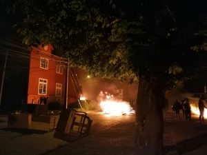 Heridos de perdigones dejan violentos disturbios en Valdivia: Sedes del PS y la DC fueron atacadas