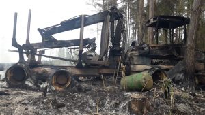 Ataque incendiario afectó a dos máquinas forestales en Punucapa